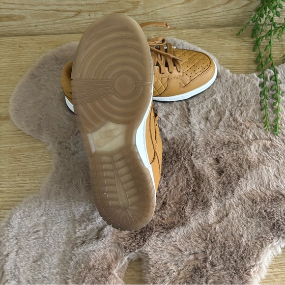 Nike - Picture 2 of 6